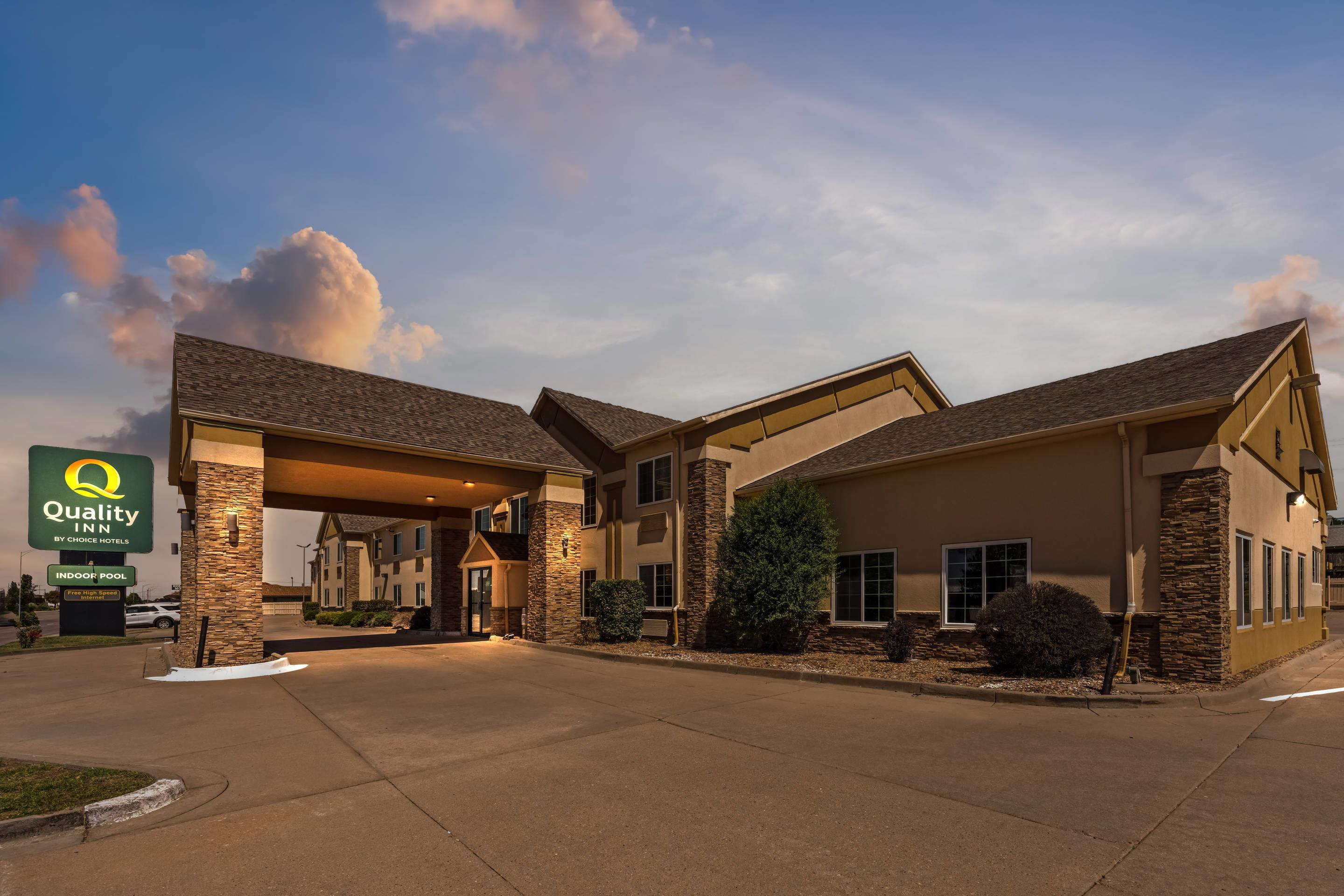 Hotel at night | Quality Inn