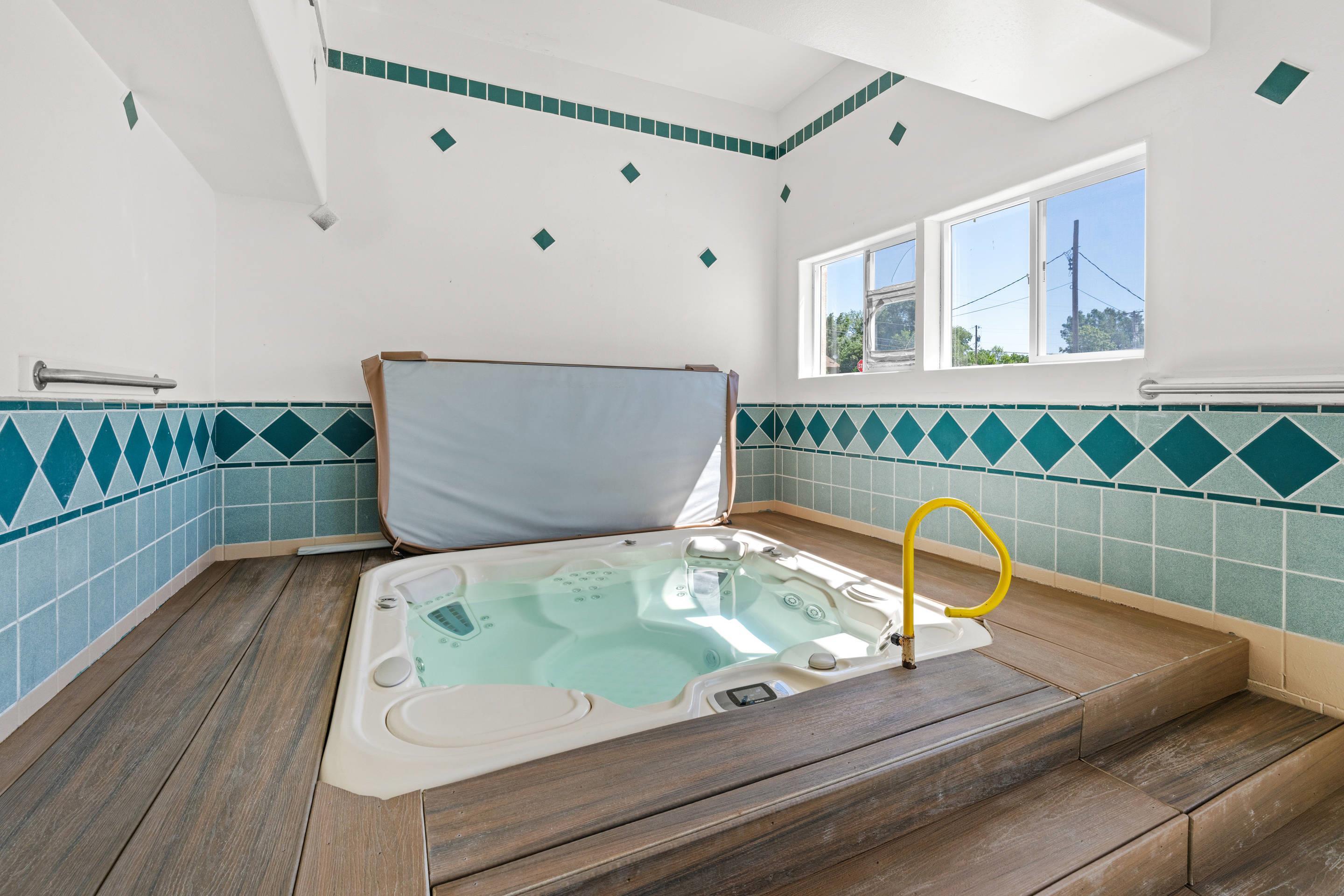 Indoor hot tub | Quality Inn