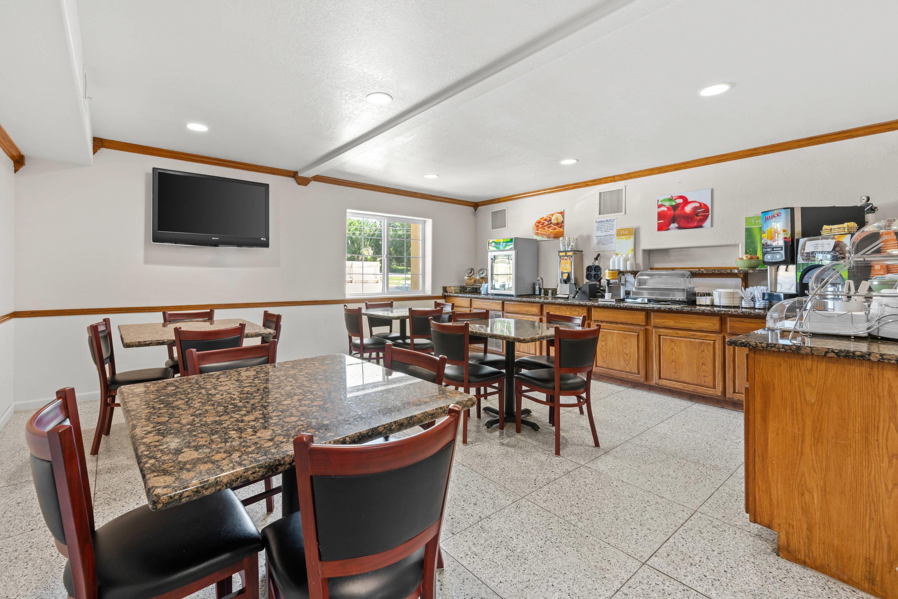 Breakfast area | Quality Inn