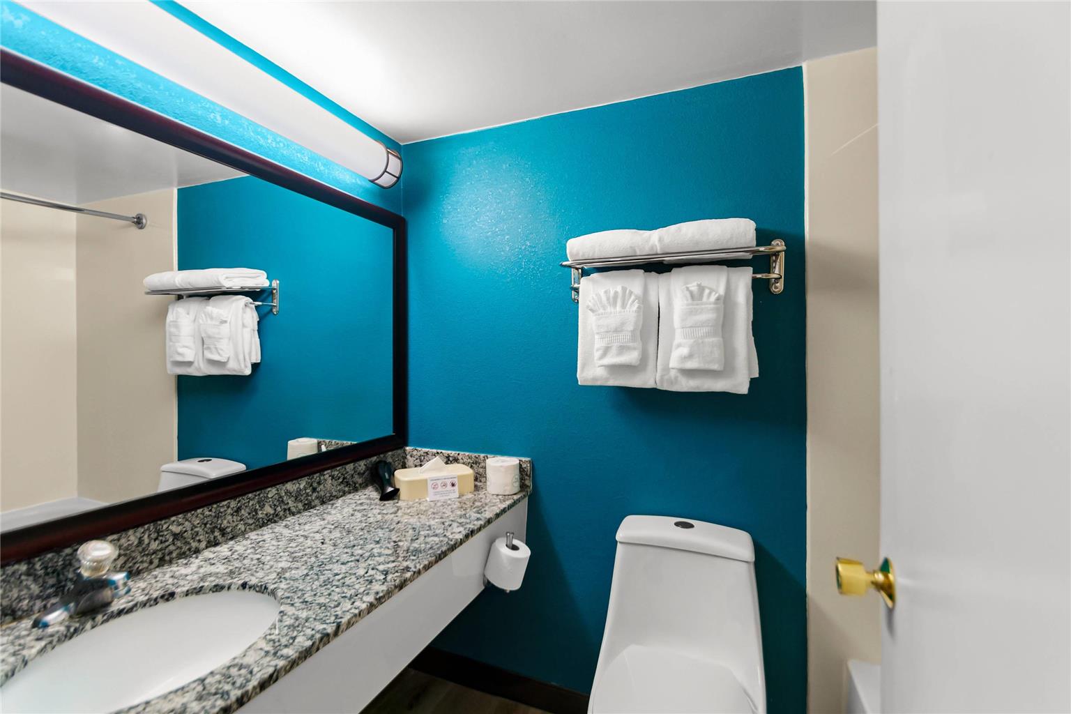 CLARION INN FALLS CHURCH-ARLINGTON-guestroom-Guest Room,Bathroom,On-Site.jpg