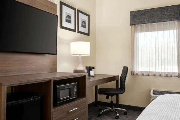  - AmericInn West Appleton - I-41, Exit 137