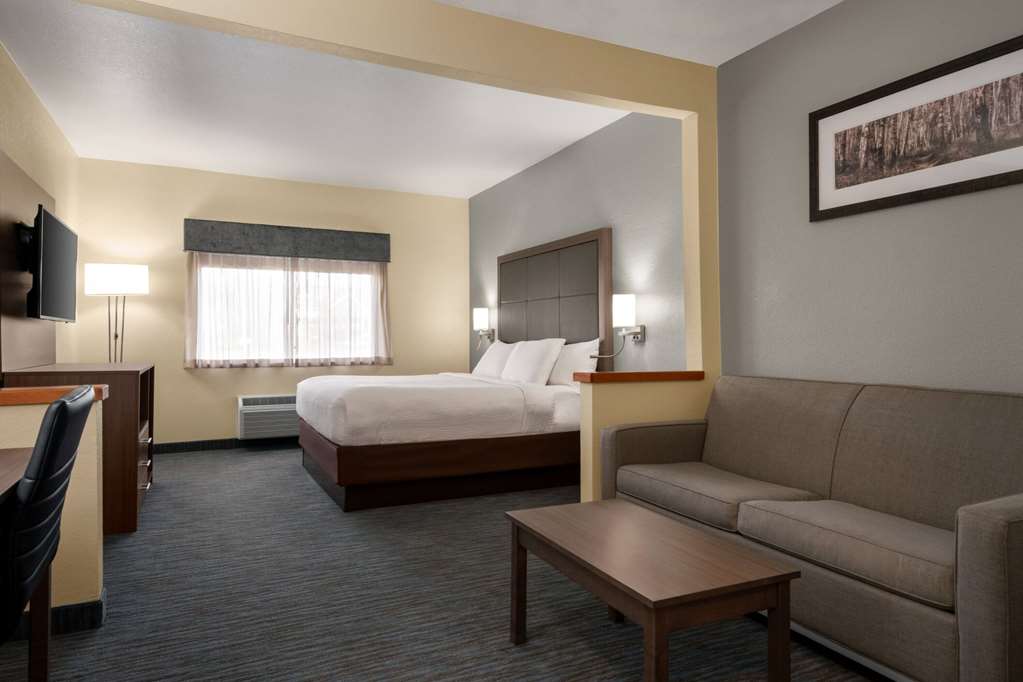 Best Western Plus Paper Valley Hotel - Tap to explore photos