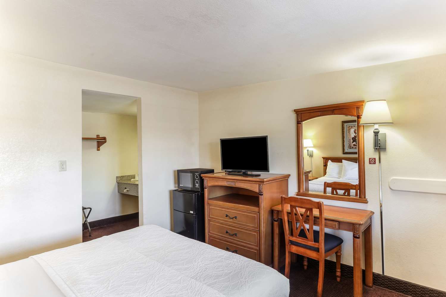 1 Queen Bed Non-Smoking image