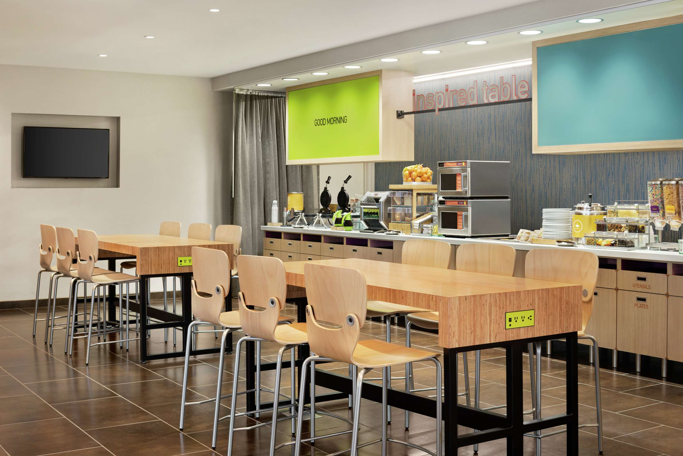 Breakfast Area | Home2 Suites by Hilton Brooklyn Park Minneapolis