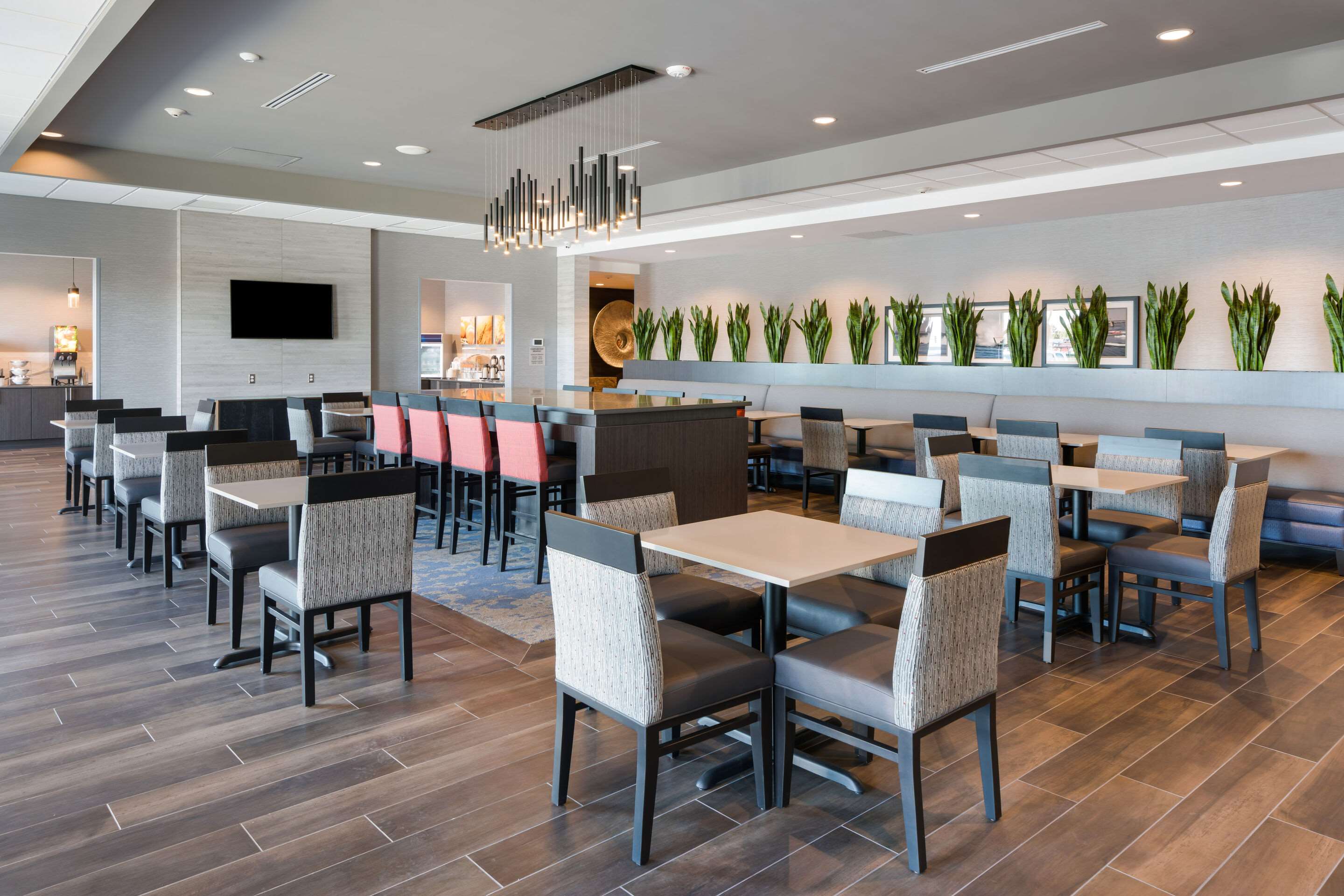Breakfast area | Comfort Suites Kennewick at Southridge