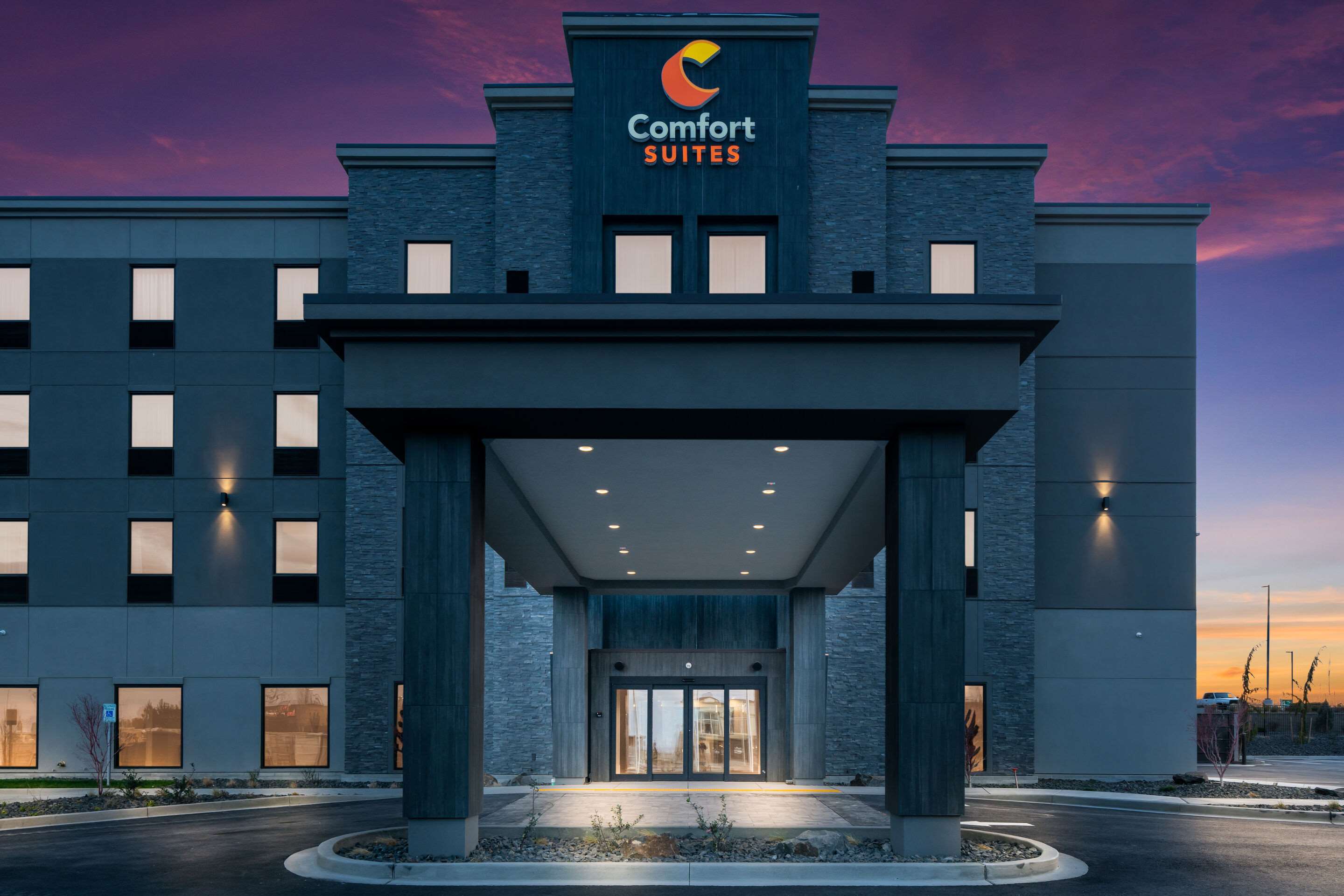 Hotel at night | Comfort Suites Kennewick at Southridge