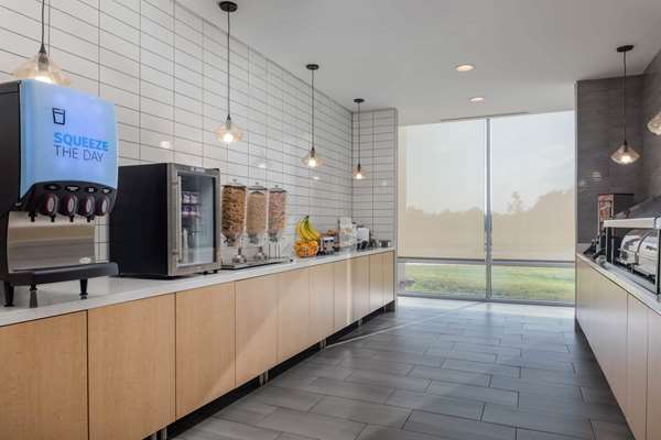  - La Quinta Inn & Suites Airport Greensboro - I-40, Exit 210