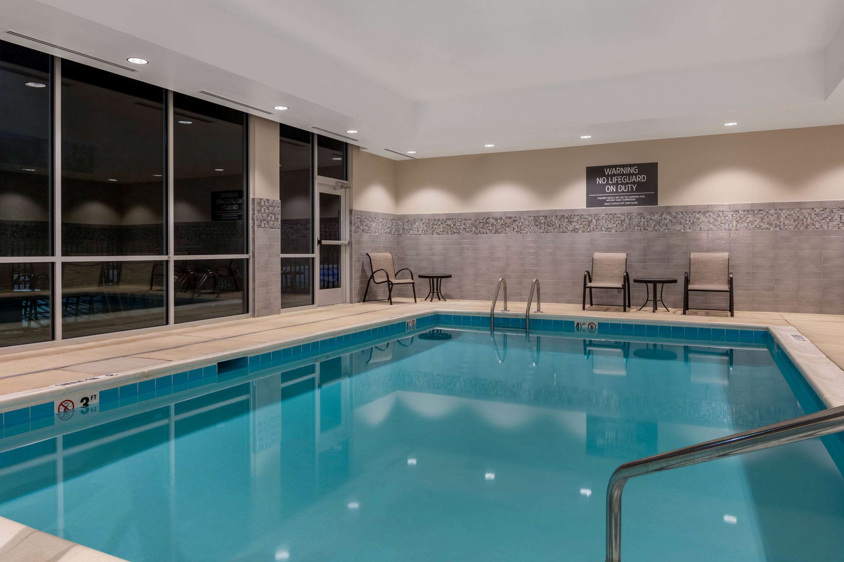 Pool | La Quinta Inn & Suites by Wyndham Greensboro Arpt High Point