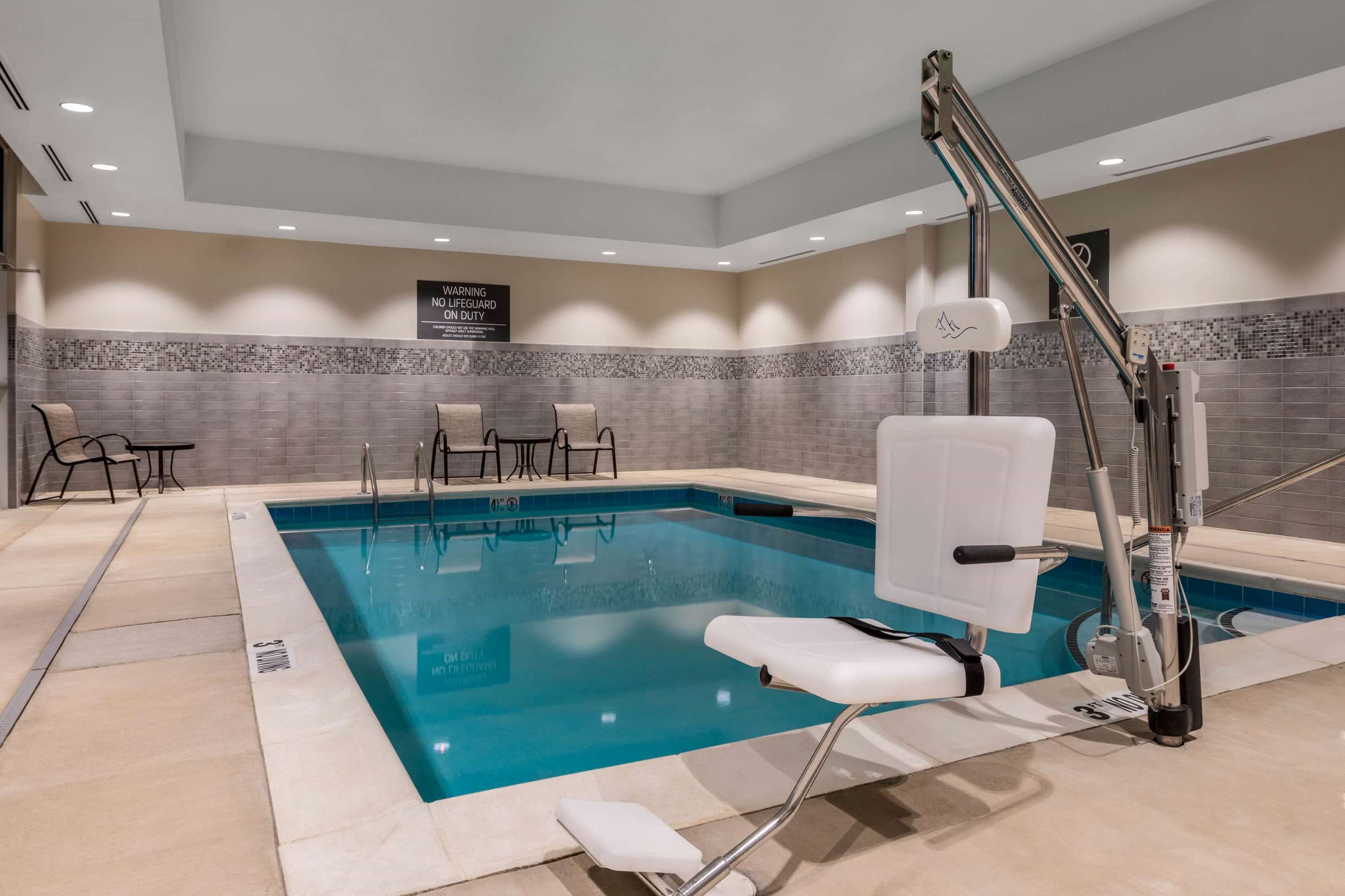 Pool | La Quinta Inn & Suites by Wyndham Greensboro Arpt High Point