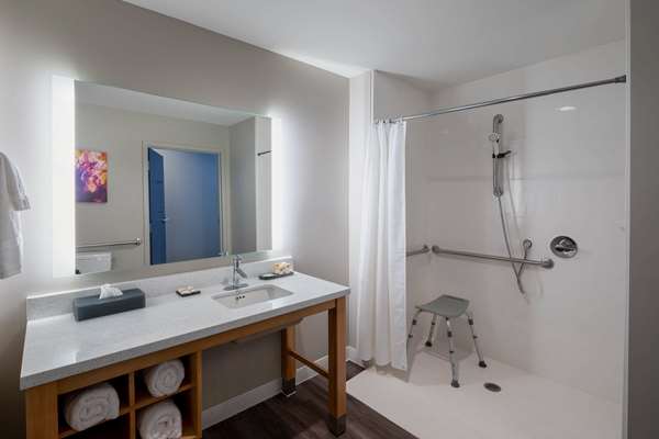  - La Quinta Inn & Suites Airport Greensboro - I-40, Exit 210