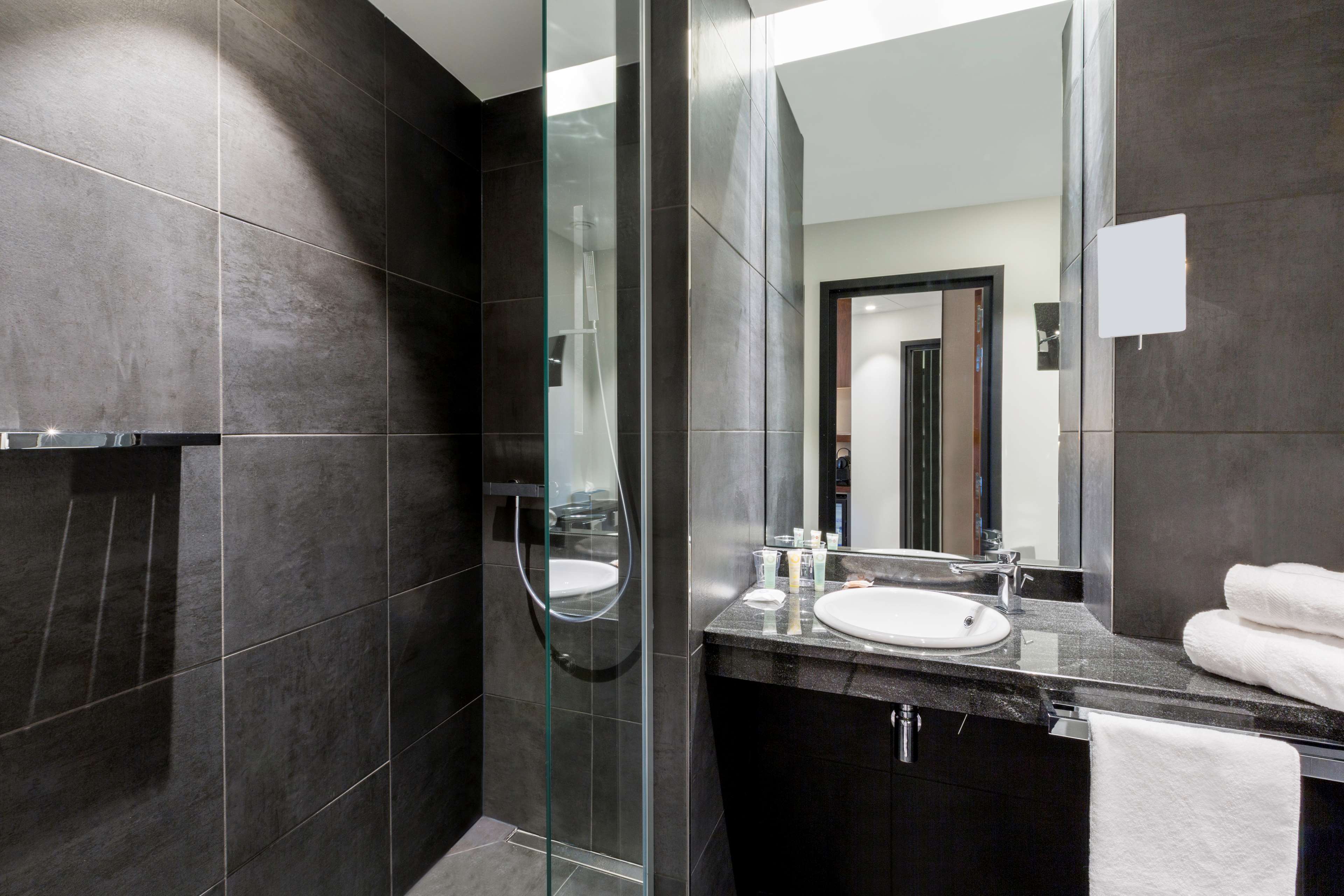 Best Western Plus Hotel Les Humanistes Room Type - 1 Queen Bed, Non-Smoking, Superior Room, Castle View