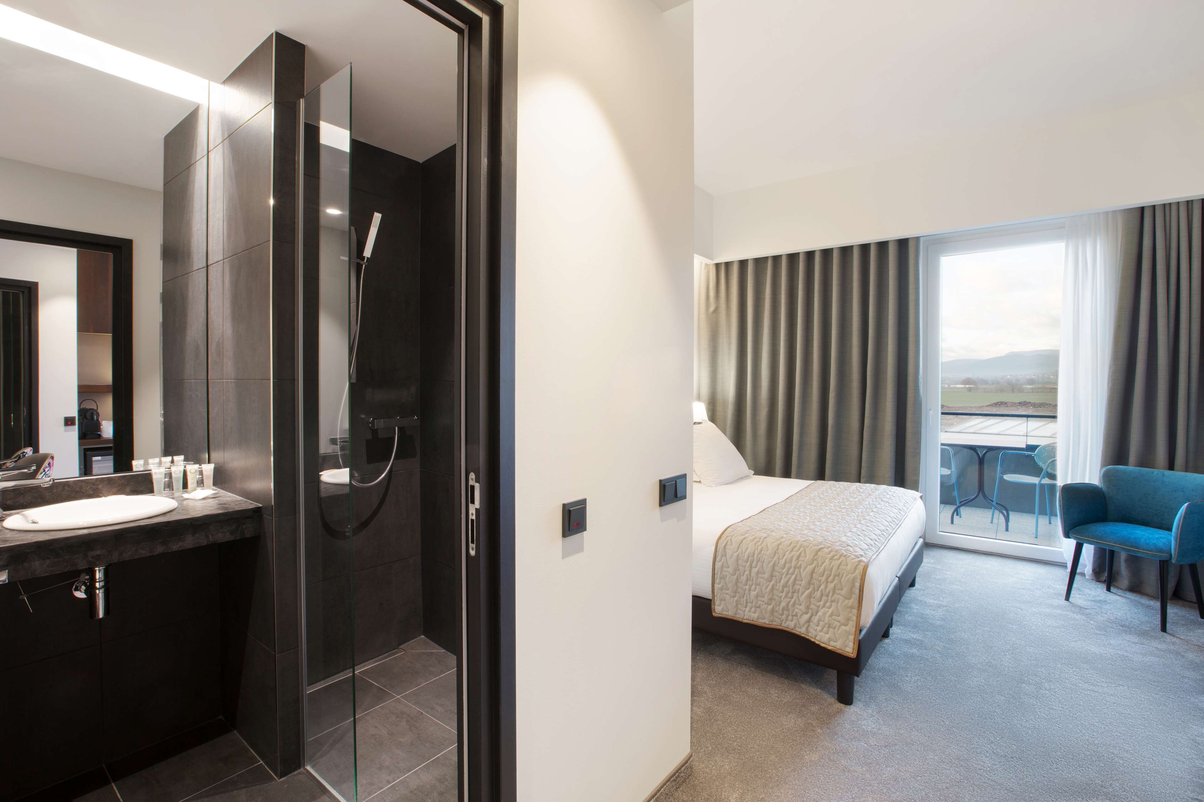 Best Western Plus Hotel Les Humanistes Room Type - 1 Queen Bed, Non-Smoking, Deluxe Room, Castle View, Balcony, Convertible Into Two Twin Beds Best Western Plus Hotel Les Humanistes Room Type - 1 Queen Bed, Non-Smoking, Deluxe Room, Castle View, Balcony, Convertible Into Two Twin Beds