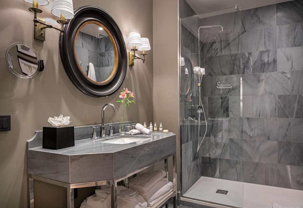 NH COLLECTION VALENCIA COLON-guestroom-Guest Room,Bathroom,On-Site.jpg