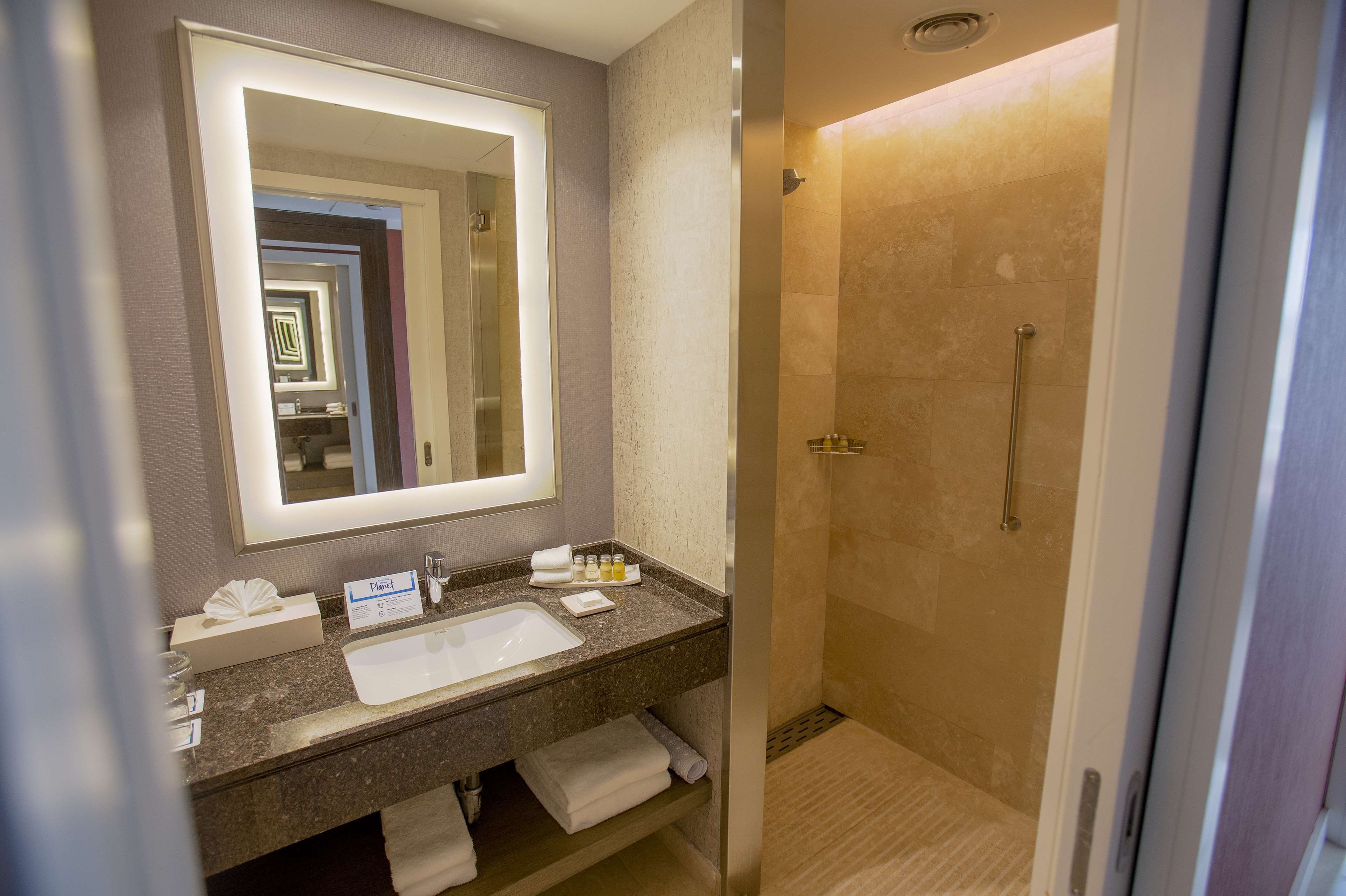 Hilton Pilar Room Type - PREMIUM KING WITH BALCONY
