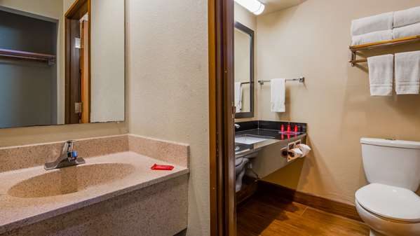  - SureStay Plus Hotel by Best Western Blue Springs - I-70, Exit 20