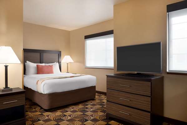  - Hawthorn Suites by Wyndham Oak Creek - I-41 & I-94, Exit 319