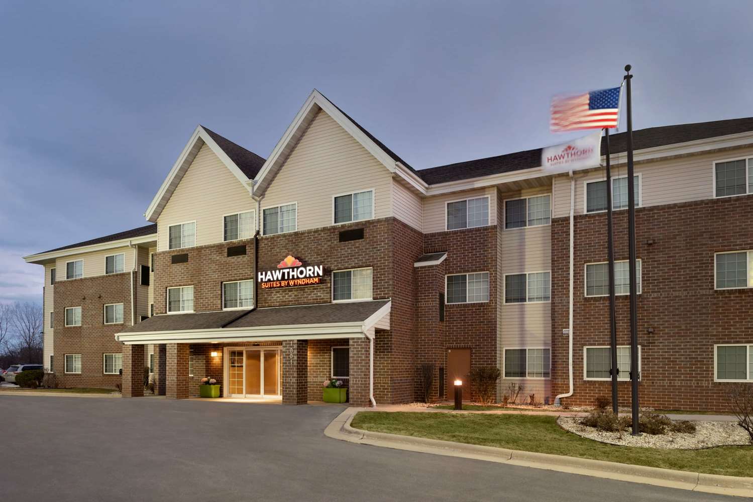 Hawthorn Suites Wyndham Oak Creek  See Discounts