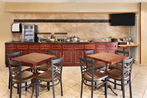  - Hawthorn Suites by Wyndham Oak Creek - I-41 & I-94, Exit 319