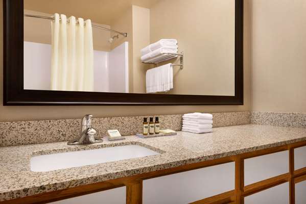  - Hawthorn Suites by Wyndham Oak Creek - I-41 & I-94, Exit 319