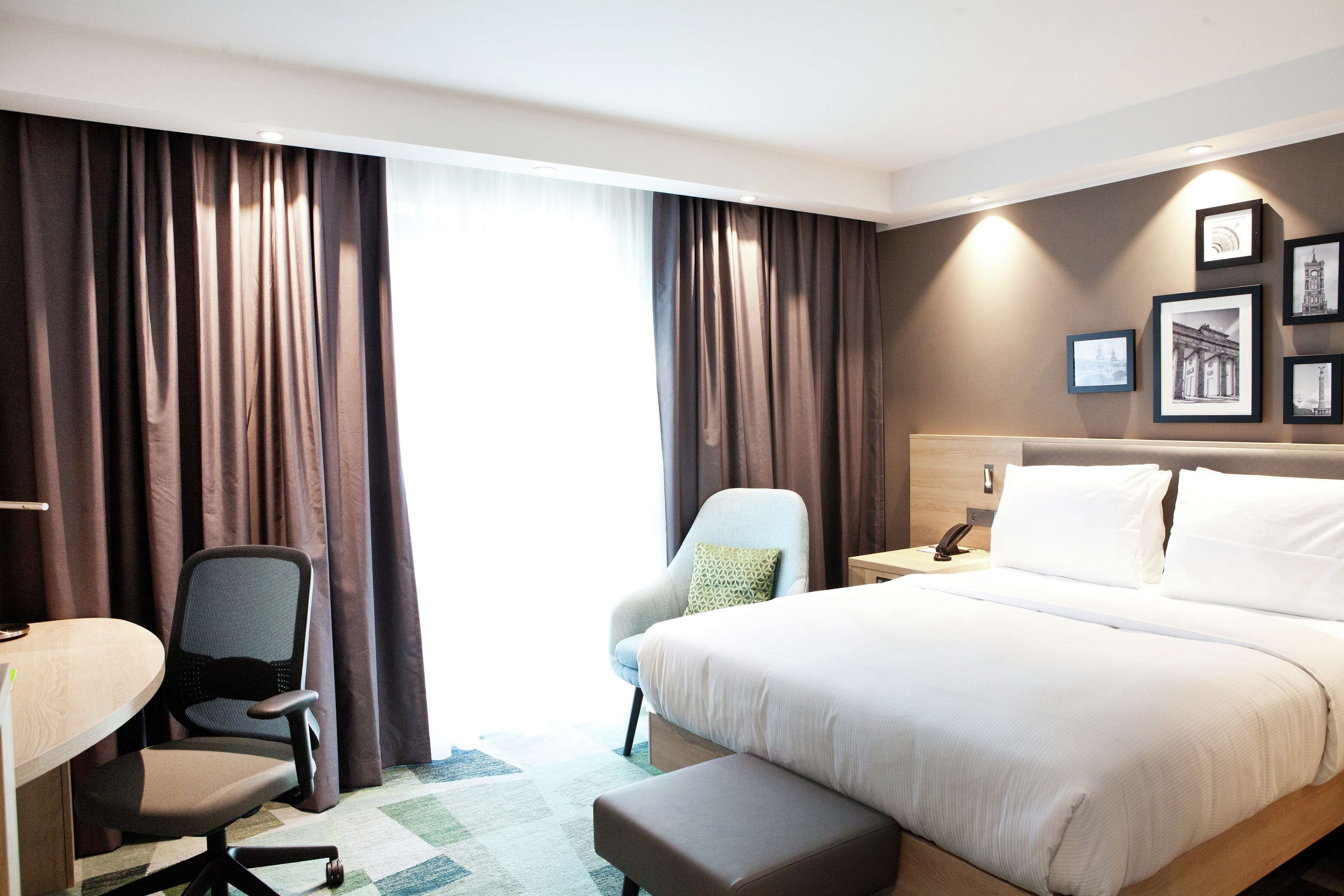 Hampton by Hilton Berlin City East Side Gallery Room Type - Queen Room with River View Hampton by Hilton Berlin City East Side Gallery Room Type - Queen Room with River View