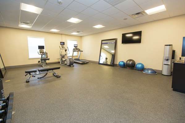 Fitness/ Exercise Room - Hampton Inn Mustang