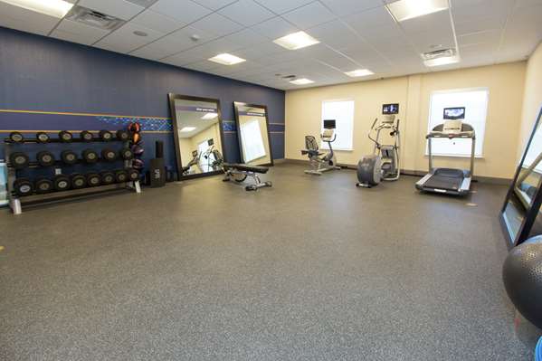 Fitness/ Exercise Room - Hampton Inn Mustang