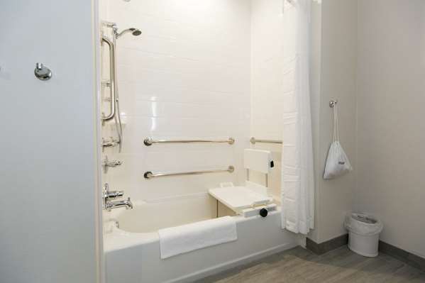  - Hampton Inn Mustang