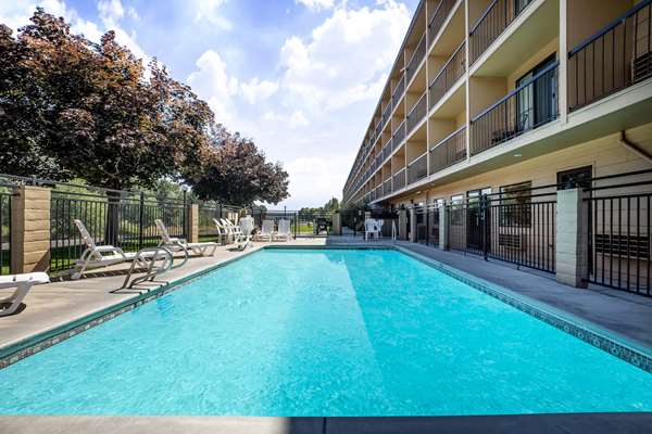 Pool - Baymont Inn & Suites Yakima - I-82, Exit 33