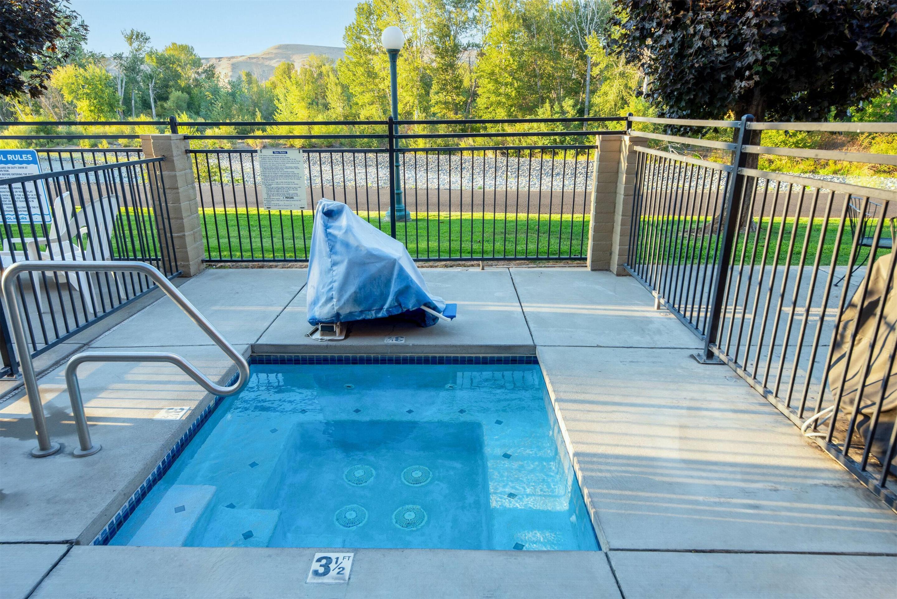 Pool | Baymont by Wyndham Yakima Riverfront
