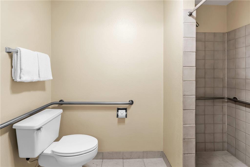BAYMONT BY WYNDHAM YAKIMA-guestroom-Guest Room,Bathroom,Shower,Accessibility,On-Site.jpg