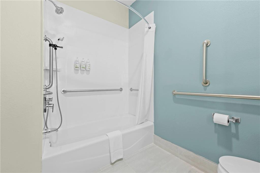BAYMONT BY WYNDHAM GROVETOWN AUGUST-guestroom-Guest Room,Bathroom,Accessibility,On-Site.jpg