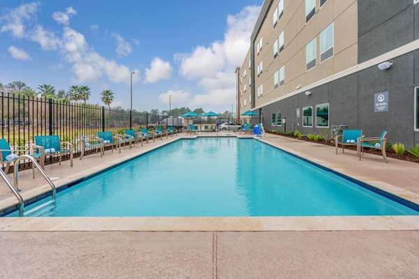 Pool - La Quinta Inn & Suites Spring