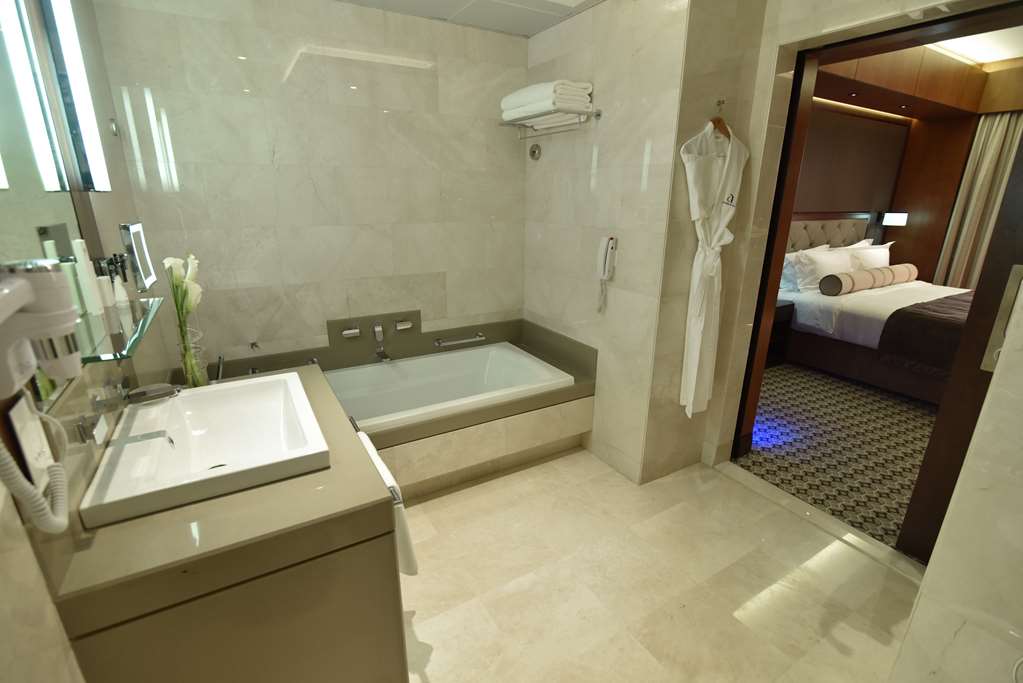 TOP AYLA GRAND AL AIN-guestroom-Guest Room,Bathroom,On-Site.jpg