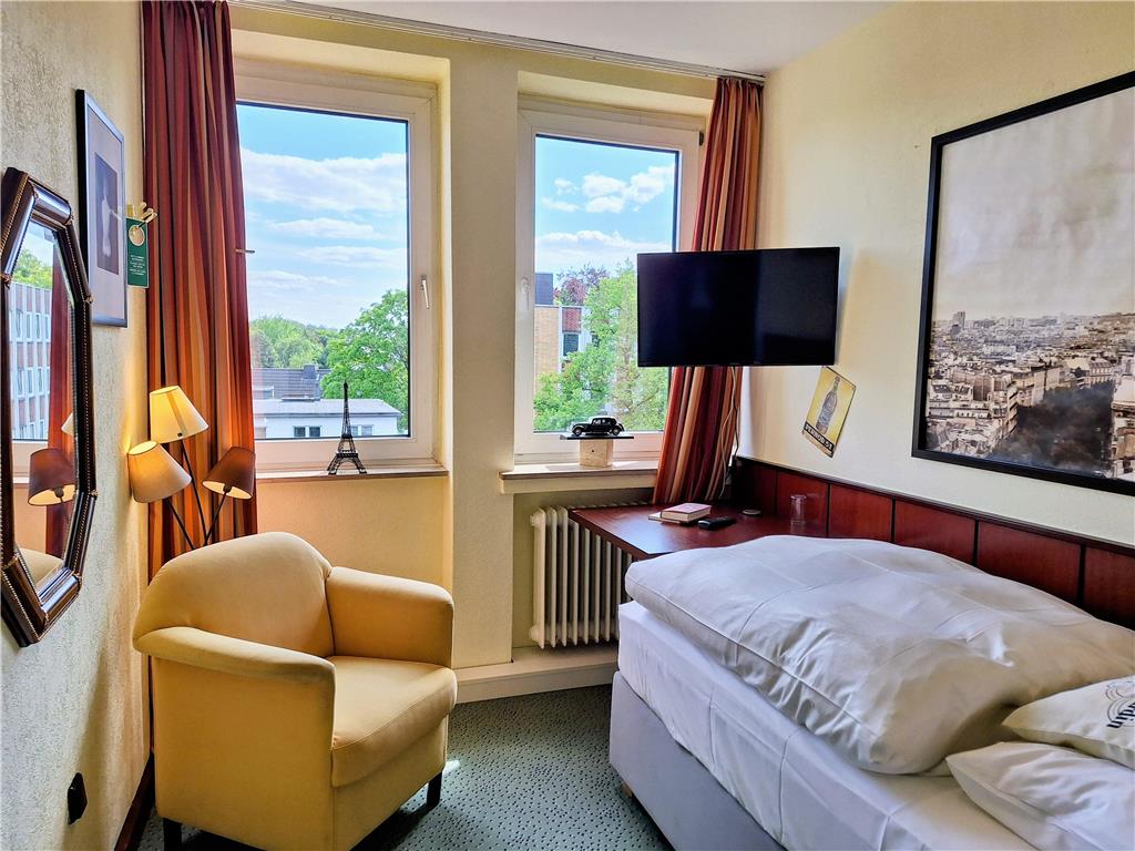 Retro-Art-Hotel Luenen-guestroom-Guest Room,On-Site.jpg