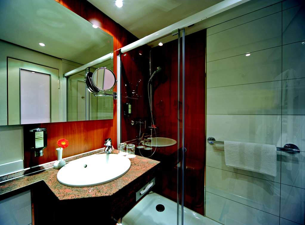 Hotel Celler Hof-guestroom-Guest Room,Bathroom,On-Site.jpg