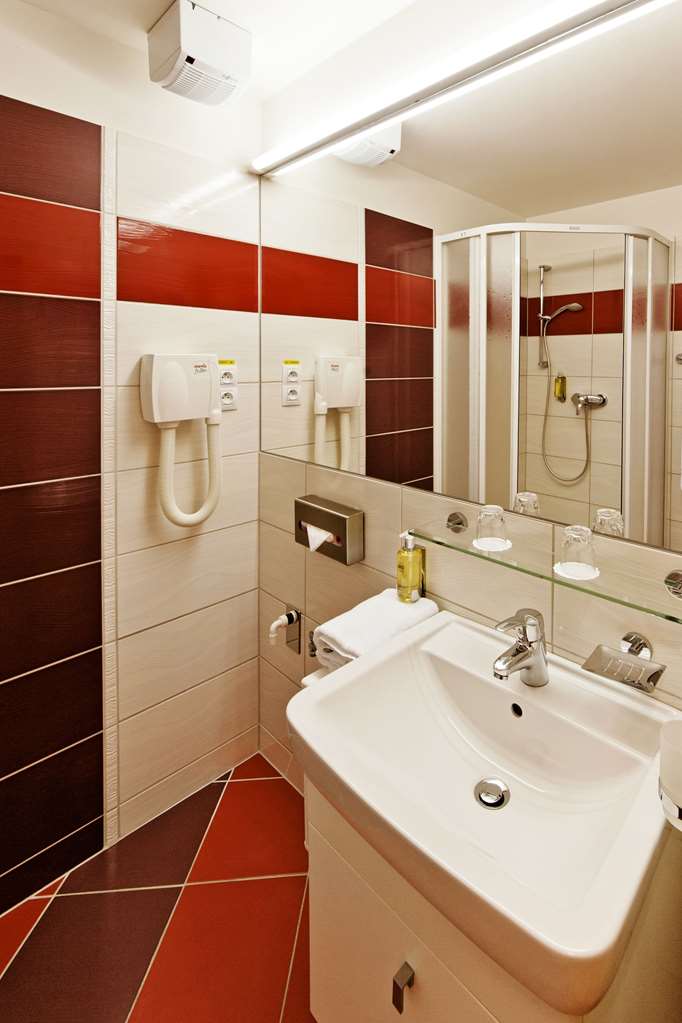 Hotel Vista-guestroom-Guest Room,Bathroom,On-Site.jpg