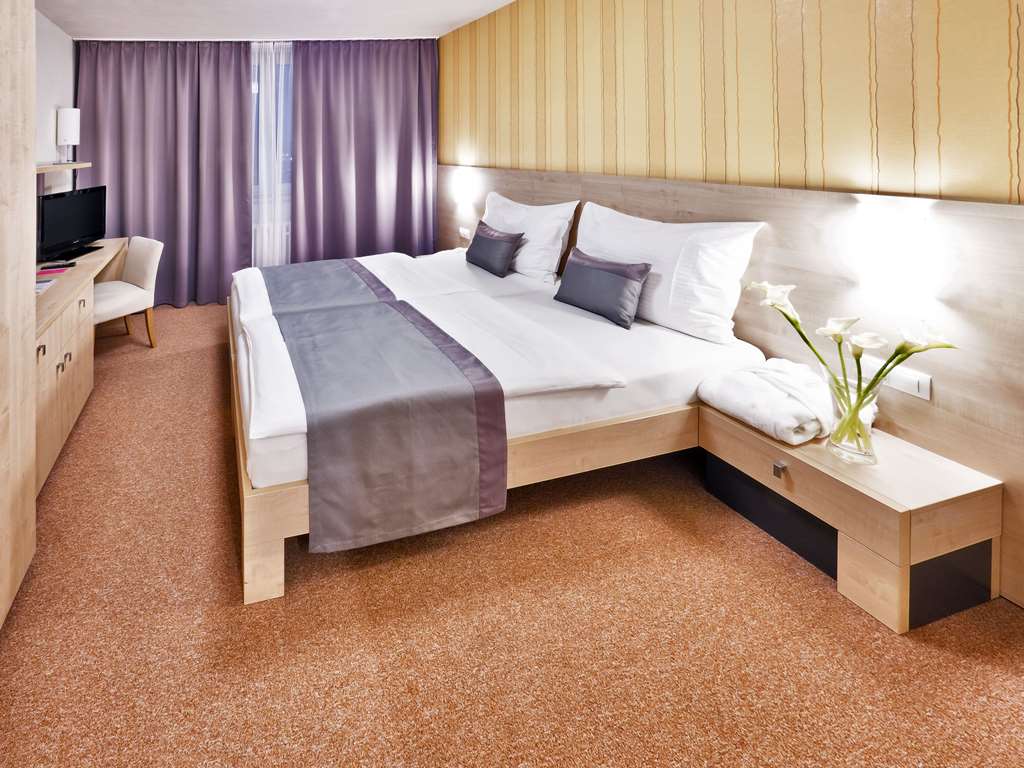 Hotel Vista-guestroom-Guest Room,On-Site.jpg