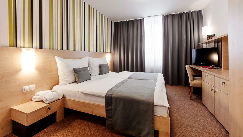 Hotel Vista-guestroom-Guest Room,Suite,On-Site.jpg