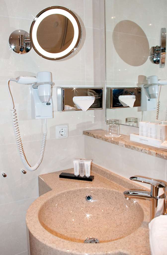 Morada Hotel Heidesee-guestroom-Guest Room,Bathroom,On-Site.jpg
