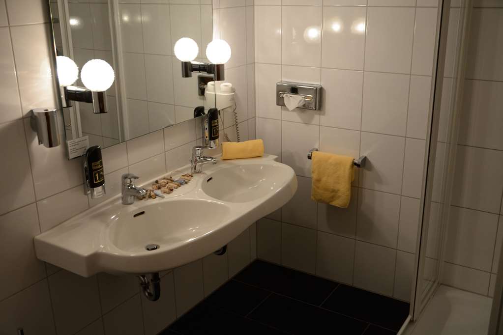 Avalon Hotelpark Koenigshof-guestroom-Guest Room,Bathroom,On-Site.jpg