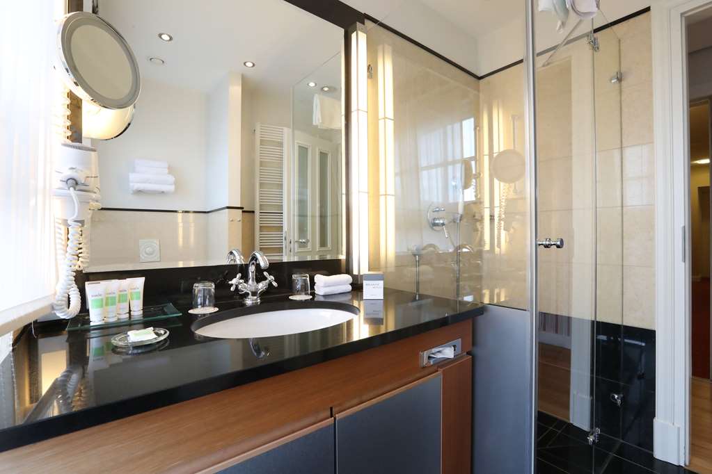 ATLANTIC GRAND HOTEL TRAVEMUEN-guestroom-Guest Room,Bathroom,On-Site.jpg