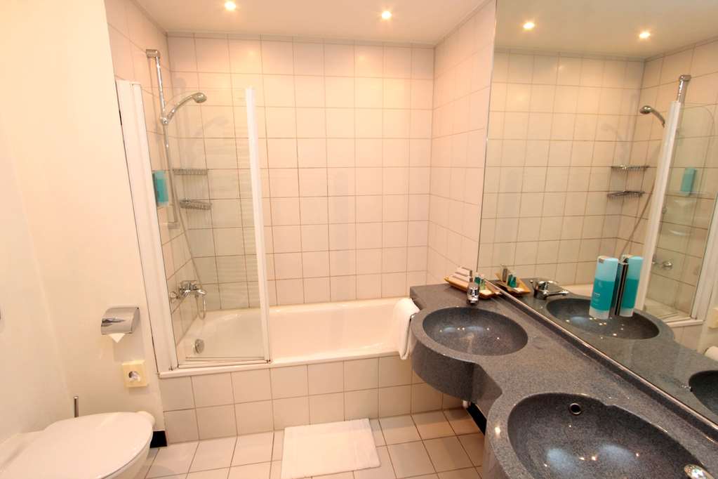 ARA Hotel Comfort-guestroom-Guest Room,Bathroom,On-Site.jpg