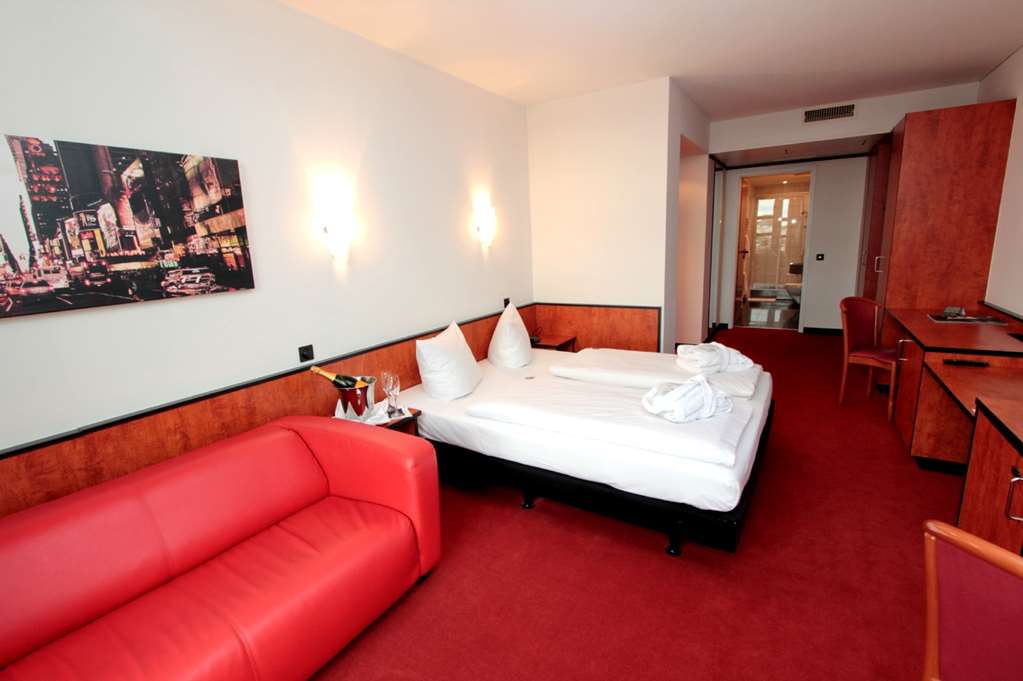 ARA Hotel Comfort-guestroom-Guest Room,On-Site.jpg