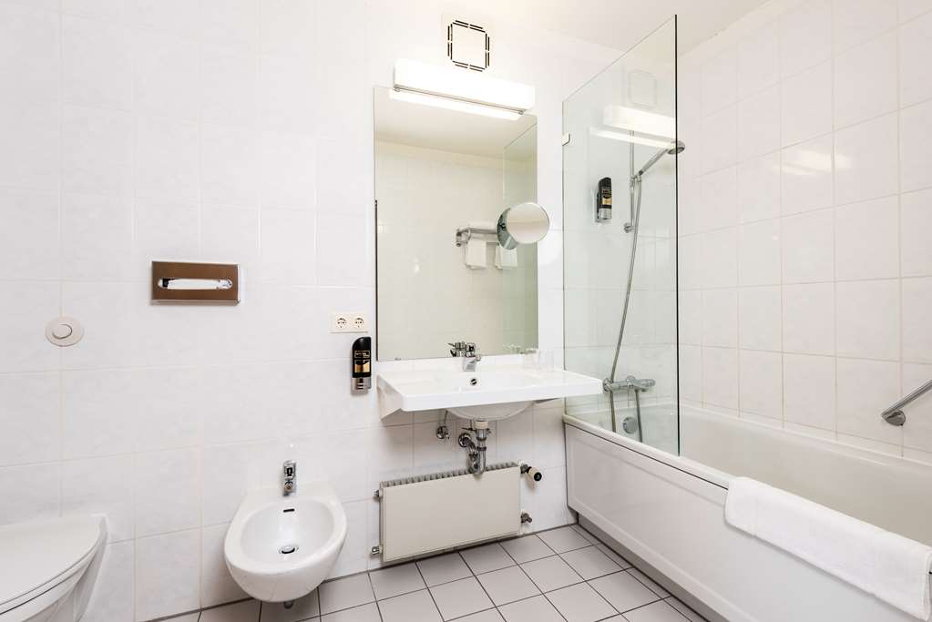 ARVENA KONGRESS Hotel-guestroom-Guest Room,Bathroom,Suite,On-Site.jpg