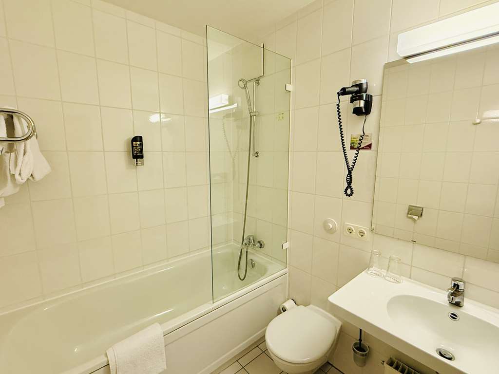 ARVENA MESSE am Messezentrum-guestroom-Guest Room,Bathroom,Indoor/Interior,On-Site,View from room.jpg