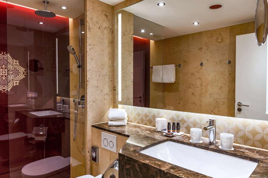 HOTEL HALM KONSTANZ-guestroom-Guest Room,Bathroom,On-Site.jpg