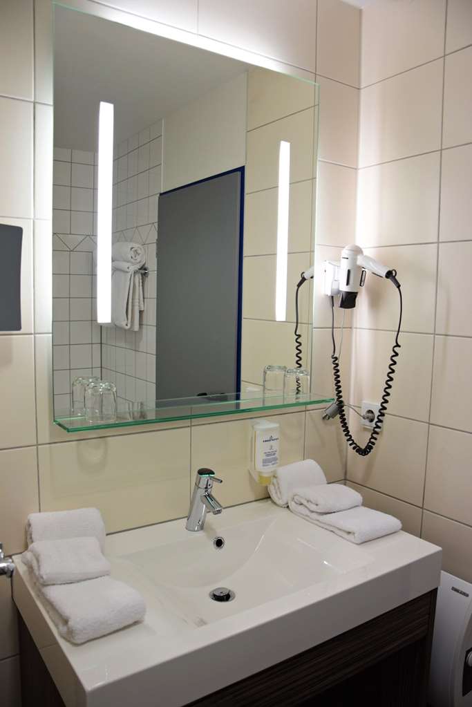 AMBER ECONTEL Hotel Muenchen-guestroom-Guest Room,Bathroom,On-Site.jpg