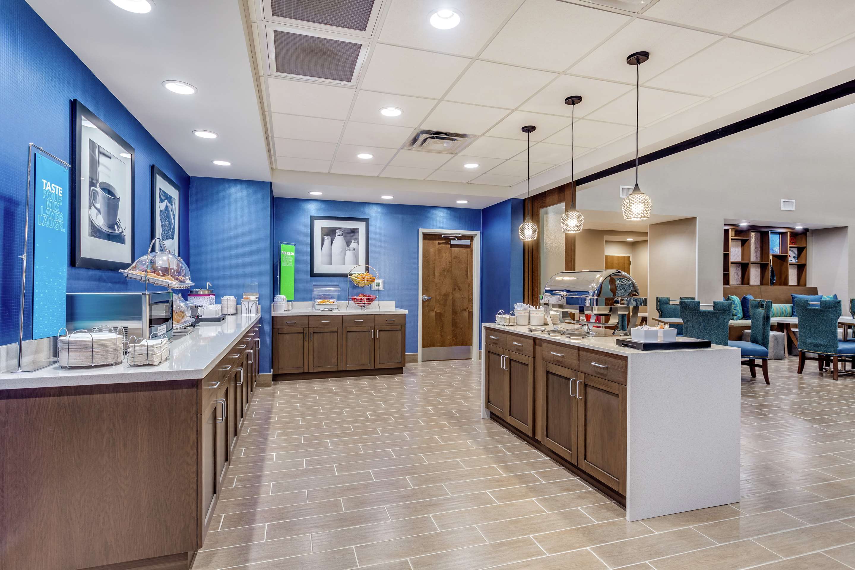 Breakfast Area | Hampton Inn & Suites Saraland Mobile