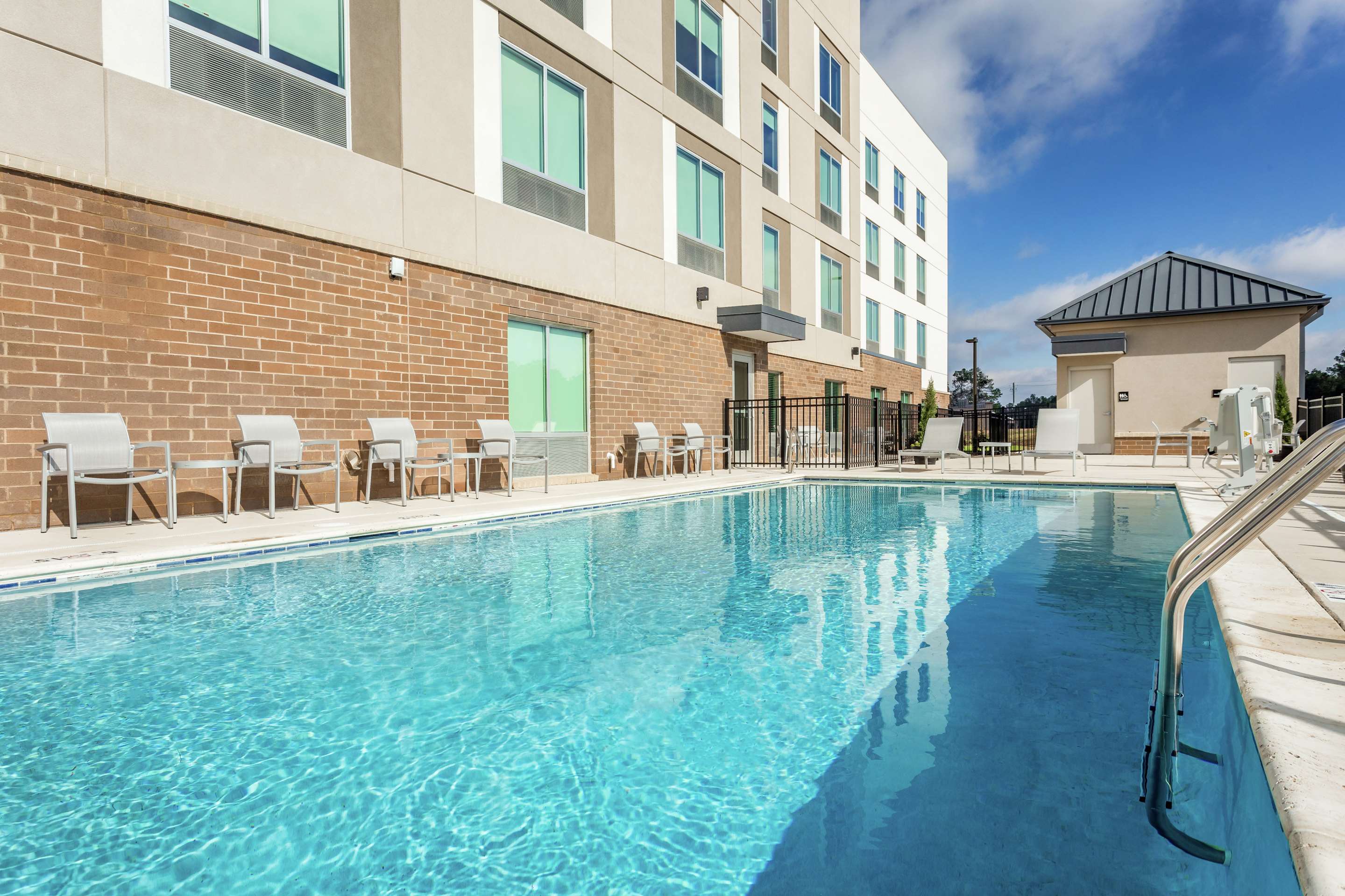Pool | Hampton Inn & Suites Saraland Mobile