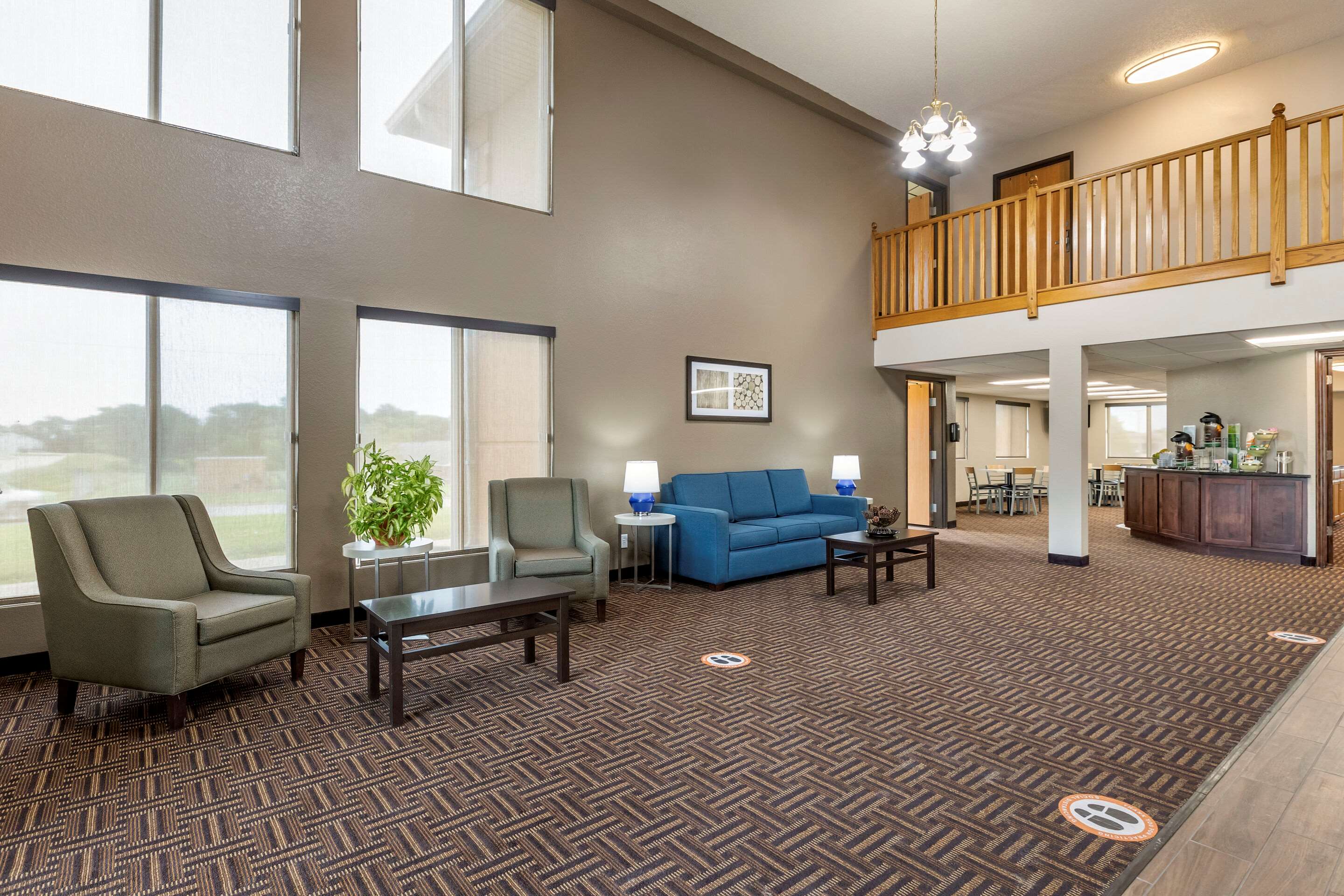 Lobby with sitting area | Quality Inn-Creston